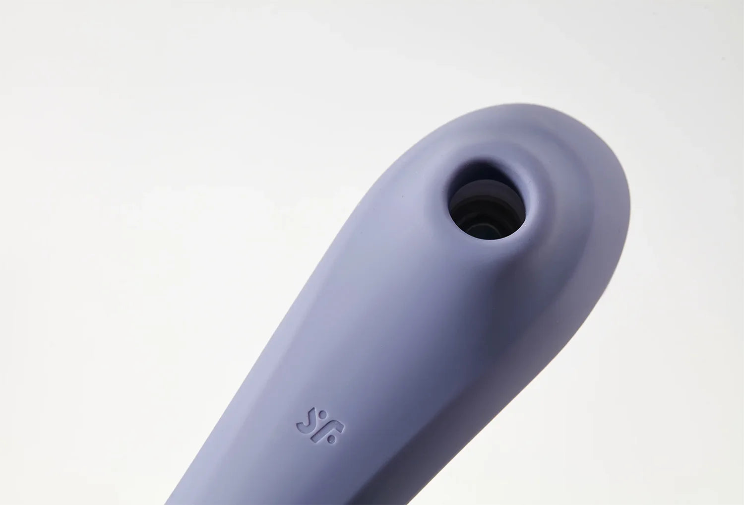 Sugador de clitóris Satisfyer Dual Pleasure em silicone de cor lavanda — zoom da abertura