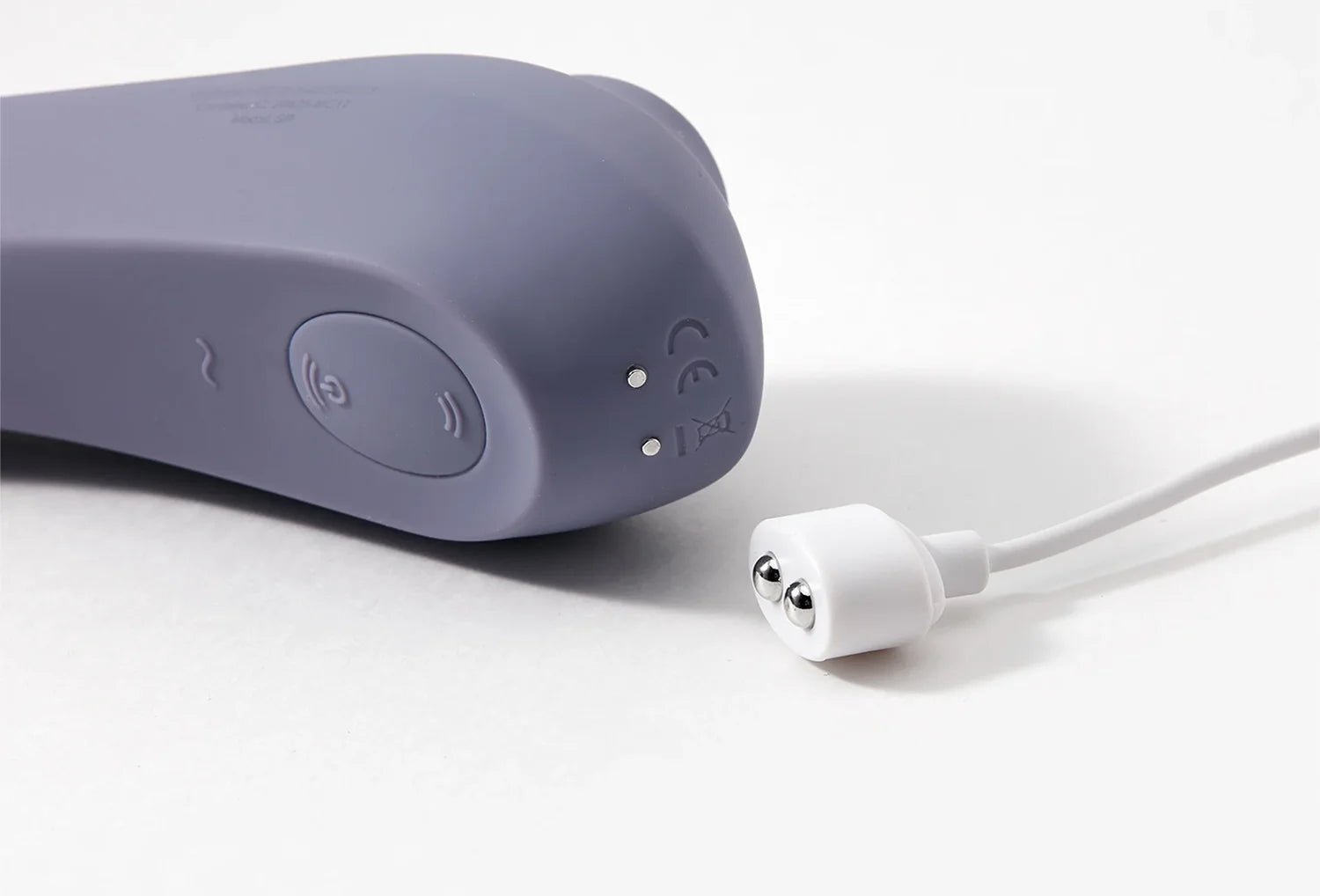 Sugador de clitóris Satisfyer Dual Pleasure em silicone de cor lavanda — zoom dos botões com cabo usb