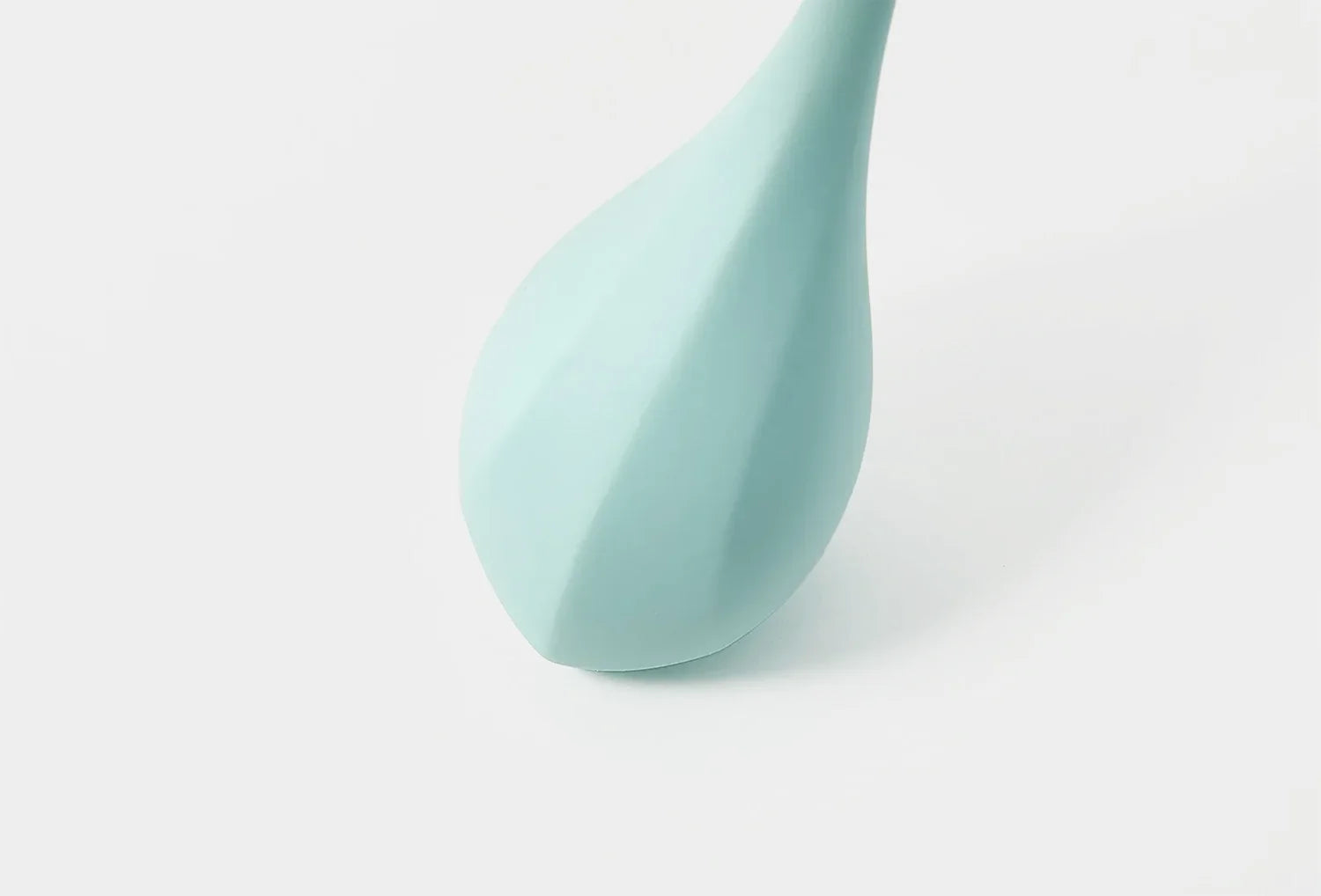 Bolas vaginais Satisfyer Yoni Power 2 em silicone  de cor azul claro — zoom de uma bola vaginal