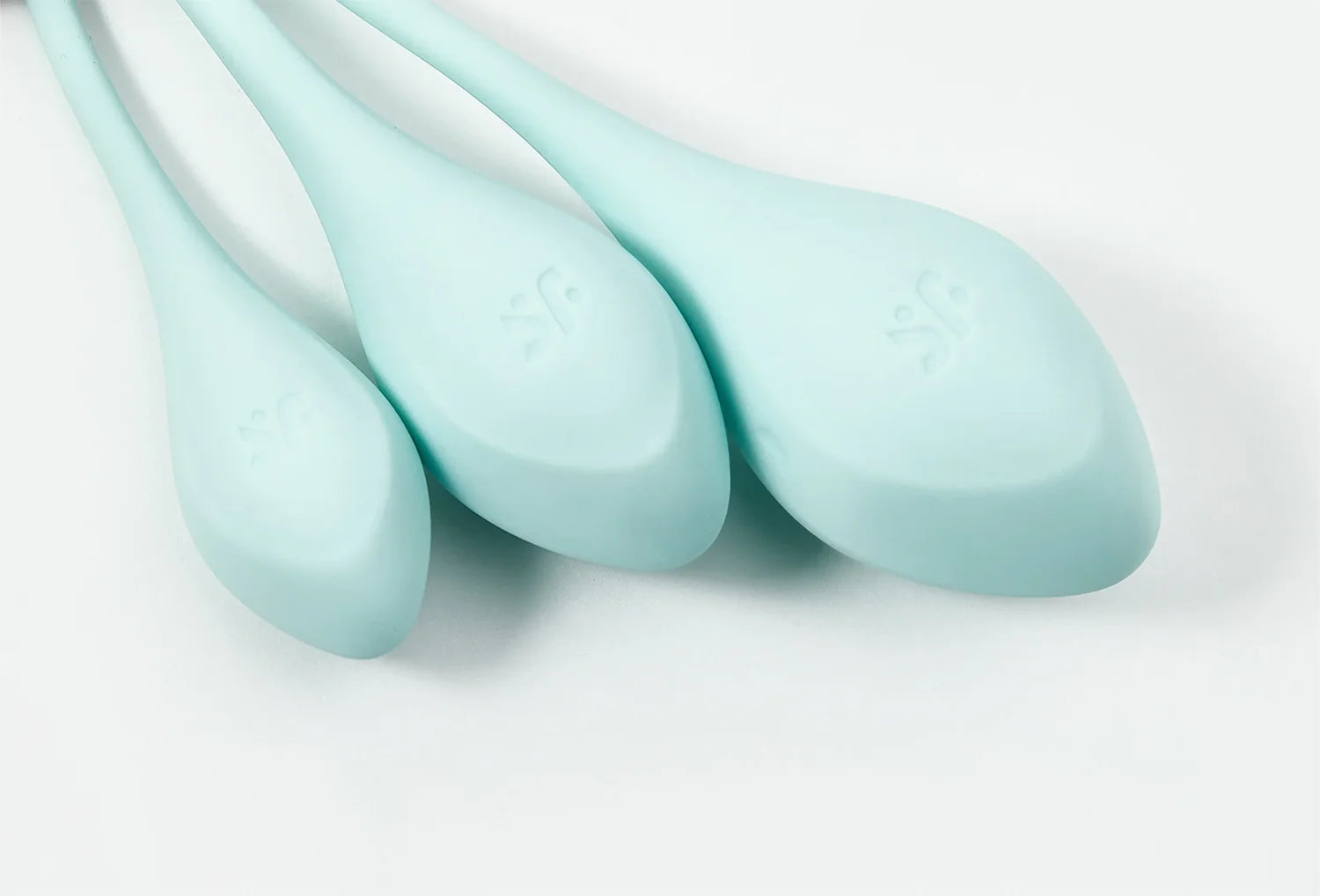 Bolas vaginais Satisfyer Yoni Power 2 em silicone  de cor azul claro — zoom da vista de cima