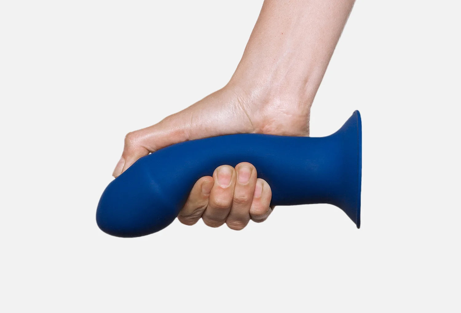 Dildo Adrien Lastic Hitsens 1 em silicone de cor azul escuro — segurado na mão
