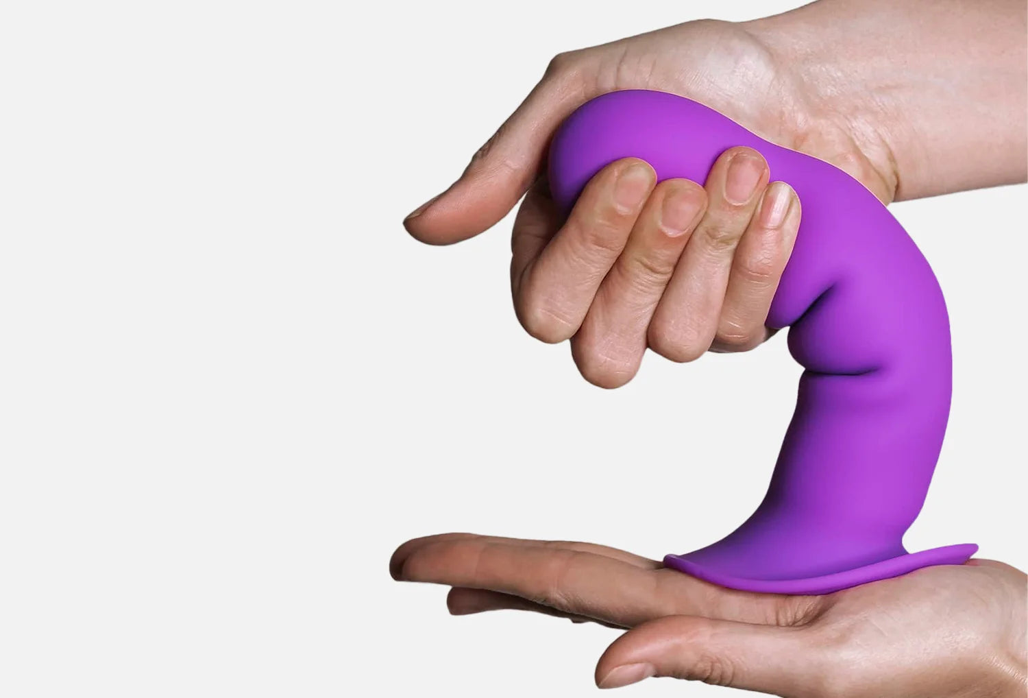Dildo Adrien Lastic Hitsens 2 em silicone de cor violeta — apertado na mão 