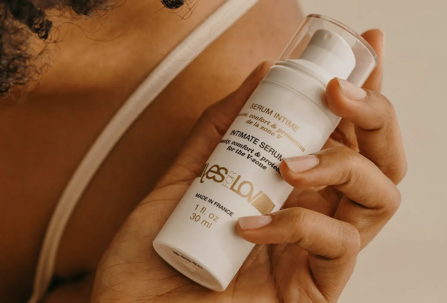 Hidratante vulvar orgânico Yesforlov, tubo de 30 ml — segurado na mão