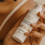 Hidratante vulvar orgânico Yesforlov, tubo de 30 ml — segurado na mão