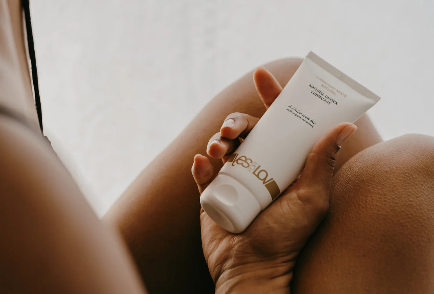 Lubrificante íntimo com aloe vera Yesforlov, tubo de 100 ml — segurado na mão