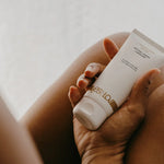 Lubrificante íntimo com aloe vera Yesforlov, tubo de 100 ml — segurado na mão