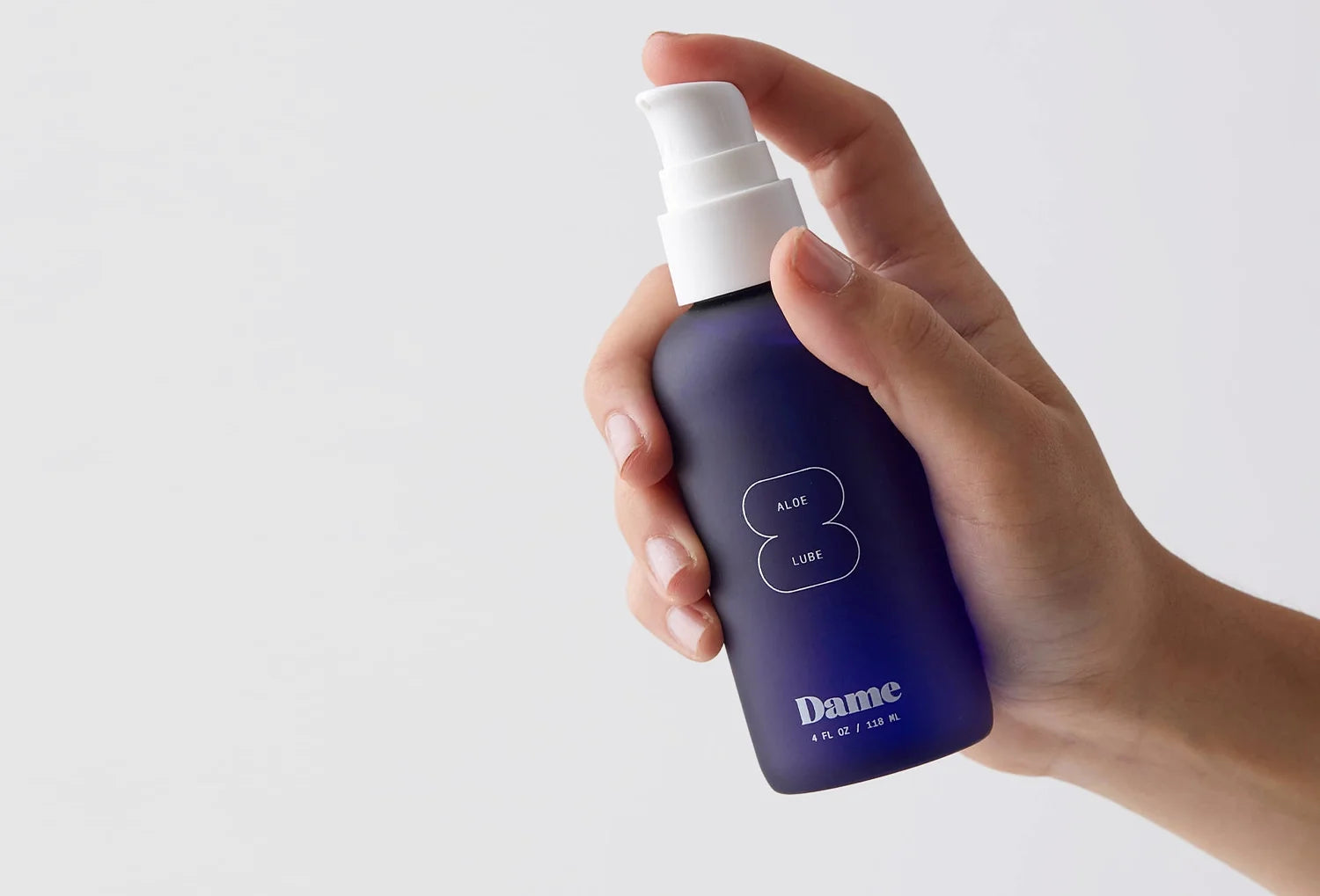 Lubrificante íntimo Dame Aloe Lube num frasco azul — segurado na mão