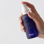 Lubrificante íntimo Dame Aloe Lube num frasco azul — segurado na mão