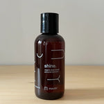 Lubrificante íntimo orgânico Maude Shine à base de água, frasco de 118 ml em cima de uma mesa de madeira castanho claro