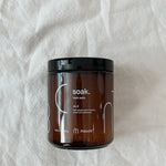 Sais de banho minerais Maude nº2, frasco 226 g em cima de um pano de linho cru