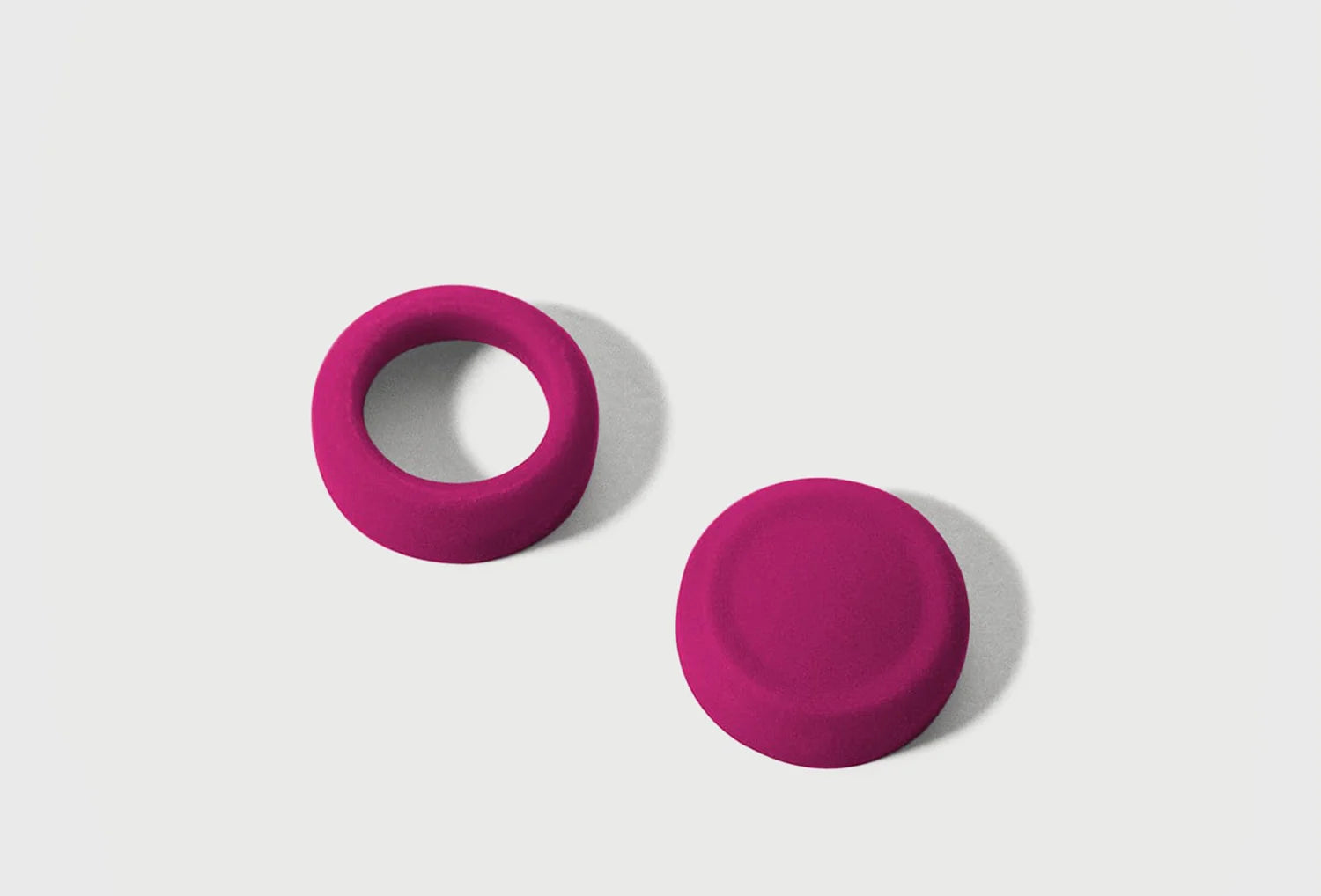 Sugador de clitóris Satisfyer Classic Blossom em silicone de cor rosa escuro — detalhe das anilhas