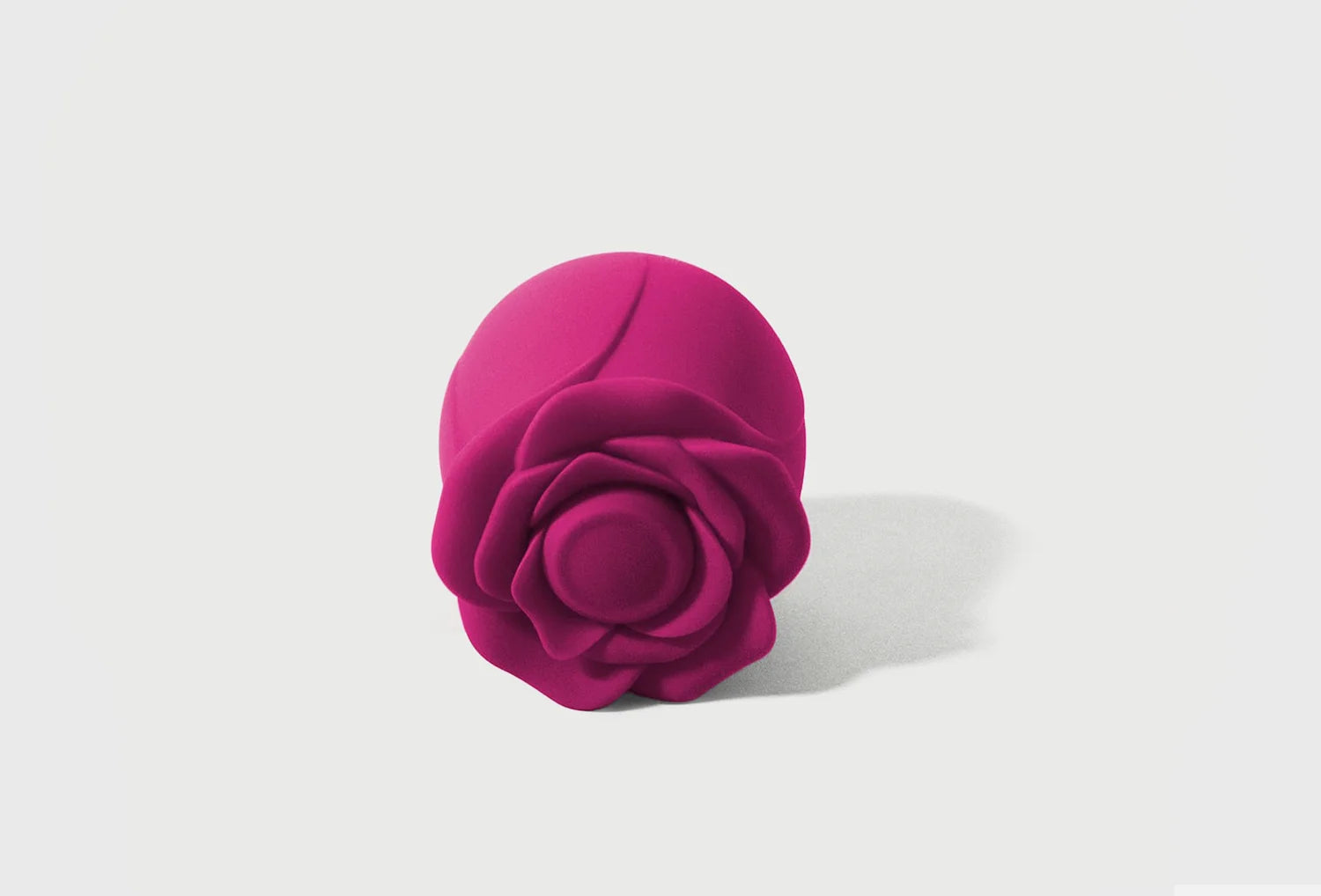 Sugador de clitóris Satisfyer Classic Blossom em silicone de cor rosa escuro — vista de frente com anilha extra
