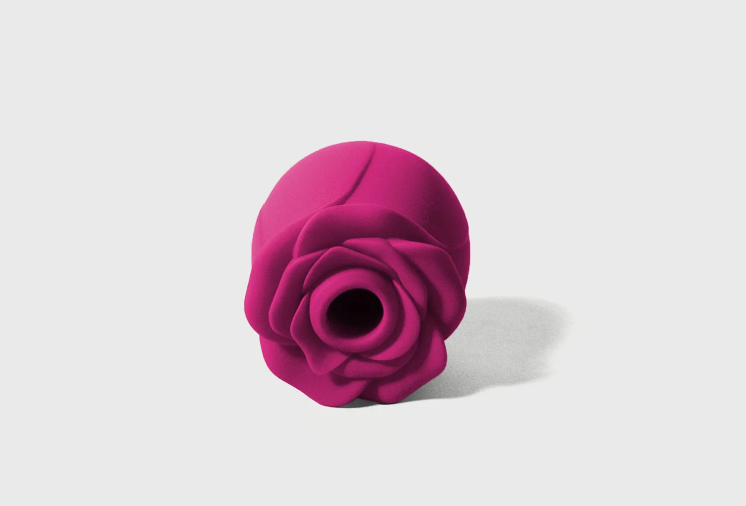 Sugador de clitóris Satisfyer Classic Blossom em silicone de cor rosa escuro — vista de frente