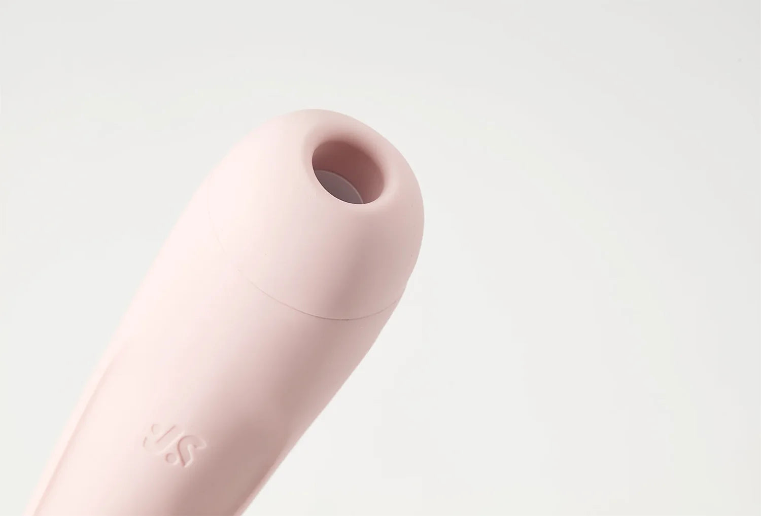 Sugador de clitóris Satisfyer Curvy 2+ em silicone de cor rosa claro — zoom da abertura