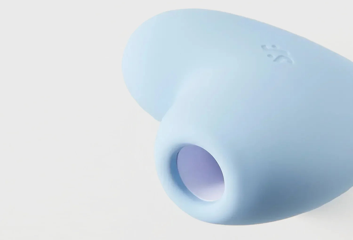 Sugador de clitóris Satisfyer Cutie Heart em silicone de cor azul claro — zoom da abertura