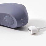 Sugador de clitóris Satisfyer Dual Pleasure em silicone de cor lavanda — zoom dos botões com cabo usb