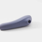 Sugador de clitóris Satisfyer Dual Pleasure em silicone de cor lavanda — vista de cima
