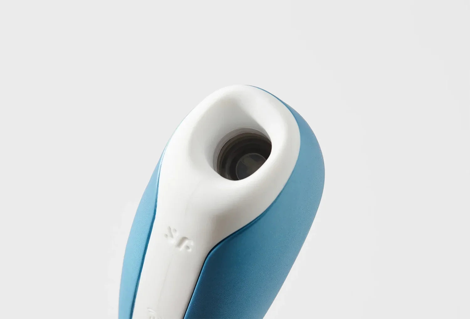 Sugador de clitóris Satisfyer Love Breeze em silicone de cor azul claro — zoom da abertura