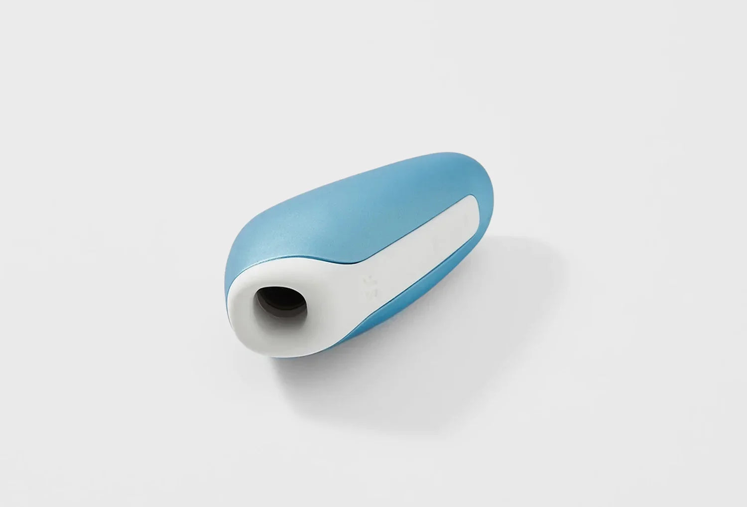 Sugador de clitóris Satisfyer Love Breeze em silicone de cor azul claro — vista de cima