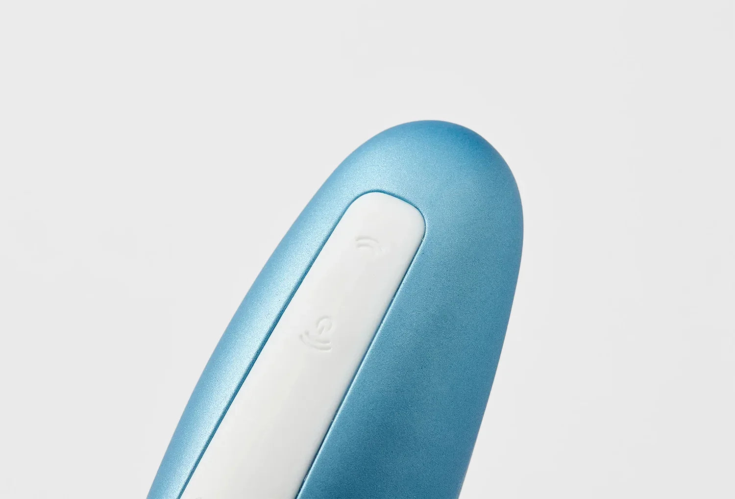 Sugador de clitóris Satisfyer Love Breeze em silicone de cor azul claro — zoom da base