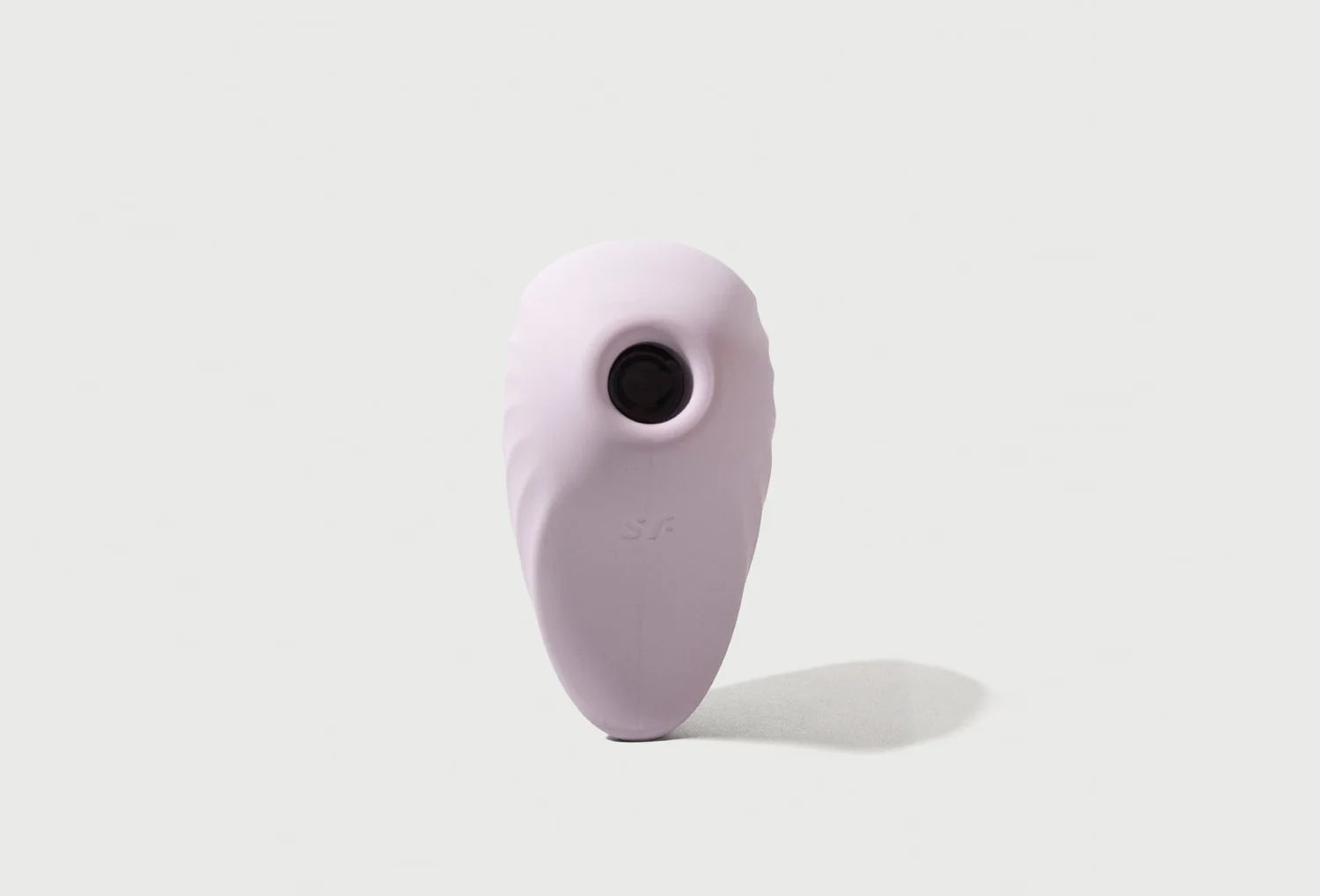 Sugador de clitóris Satisfyer Pearl Diver em silicone de cor lavanda — vista de frente com foco na abertura