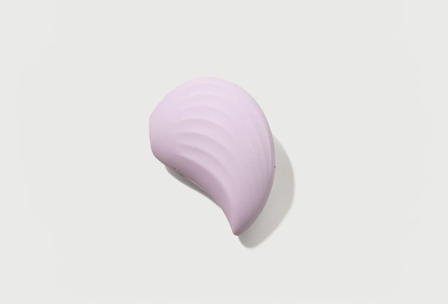 Sugador de clitóris Satisfyer Pearl Diver em silicone de cor lavanda — vista de cima