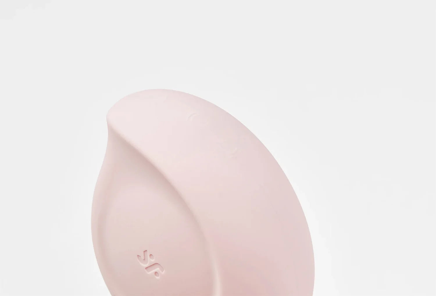 Sugador de clitóris Satisfyer Sugar Rush em silicone de cor rosa claro — vista lateral com zoom da base