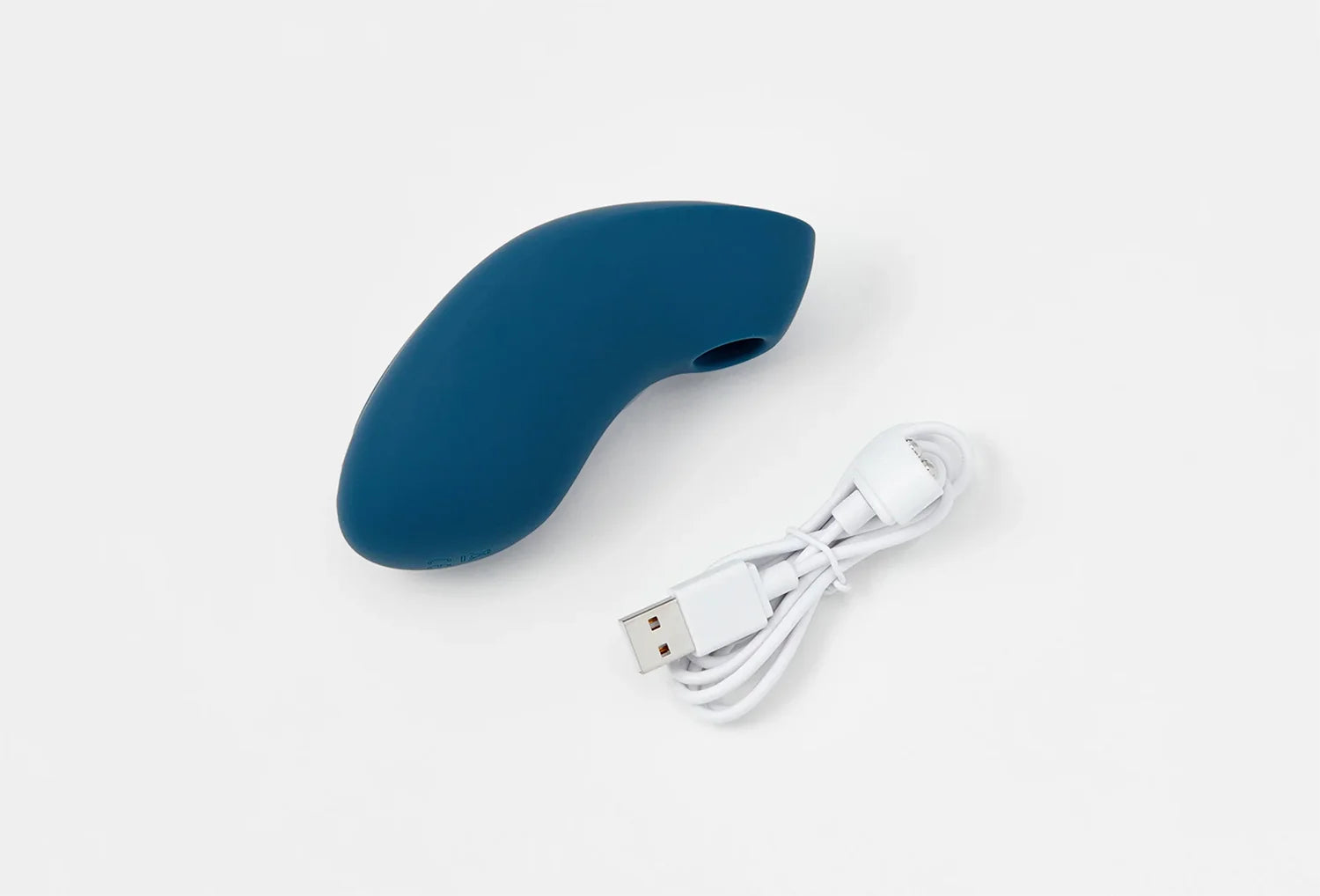 Sugador de clitóris Satisfyer Vulva Lover 2 em silicone de cor azul escuro — vista de cima com cabo usb
