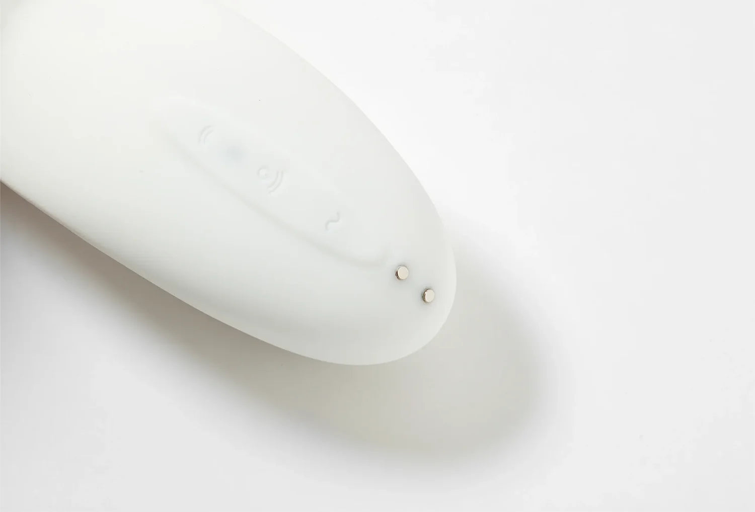 Sugador de clitóris Satisfyer Vulva Lover 2 em silicone de cor branco — zoom dos botões na base