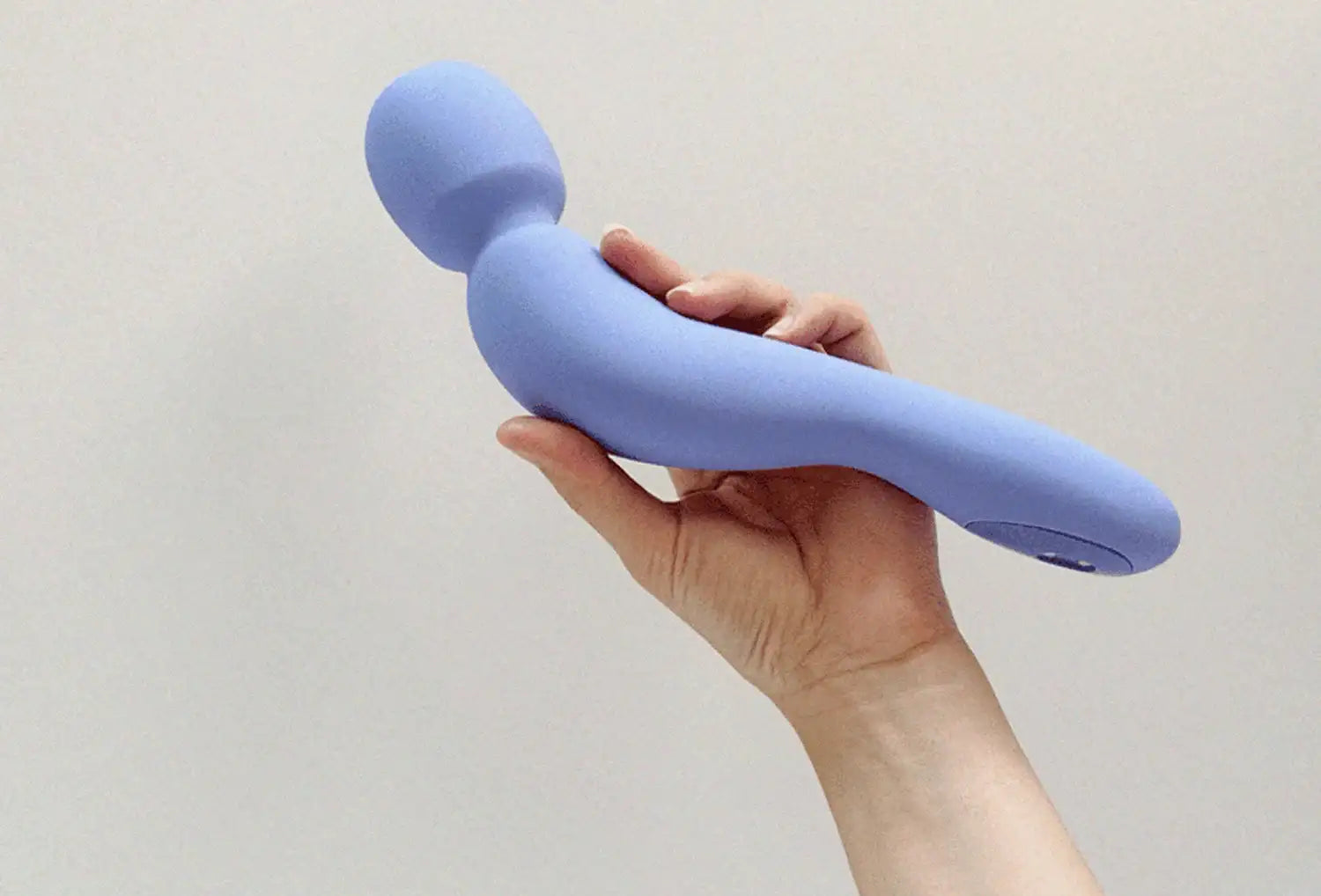 Varinha vibratória Dame Com em silicone de cor pervinca — segurado na mão