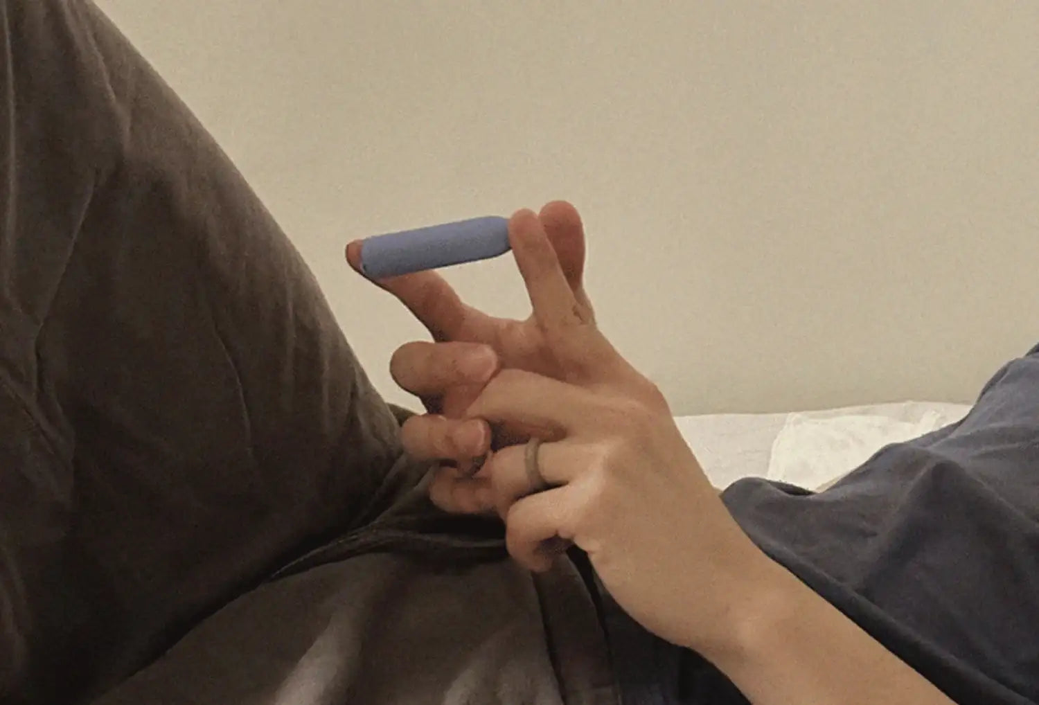 Vibrador bullet clitoriano Dame Zee em ABS de cor pervinca — segurado na mão