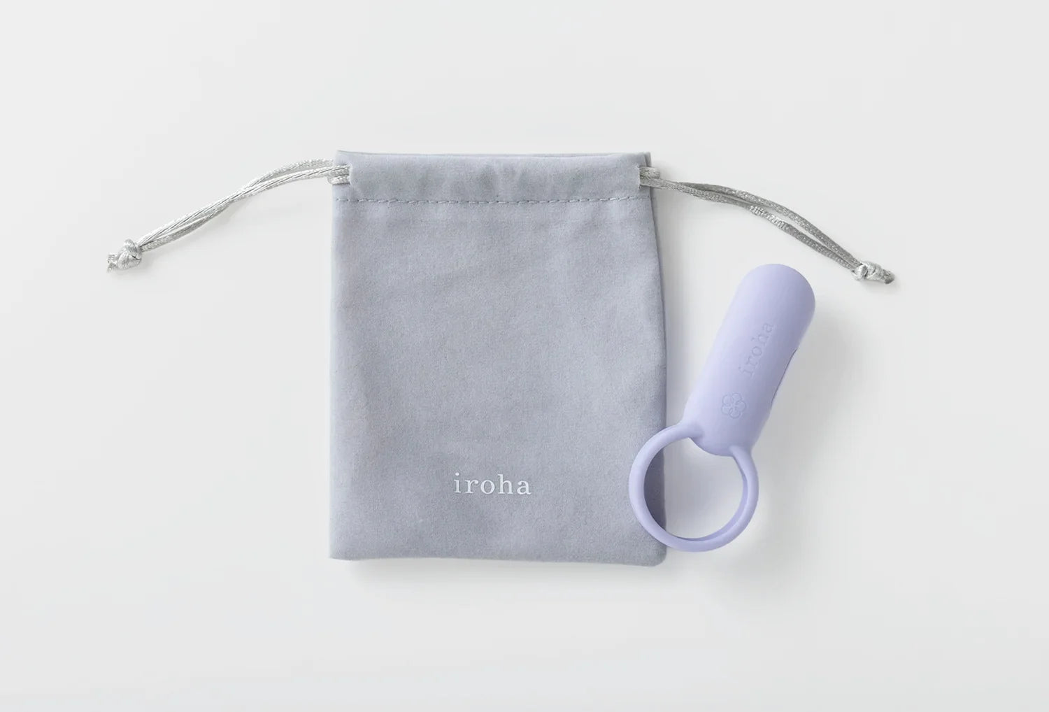 Vibrador clitoriano Iroha SVR em silicone de cor lavanda — vista de cima com saquinho de algodão