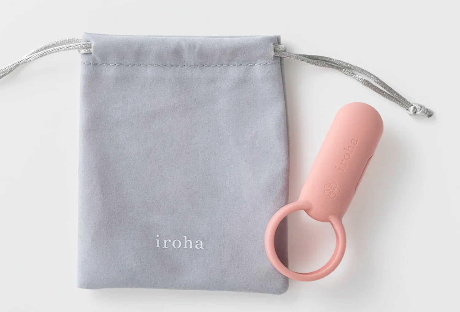 Vibrador clitoriano Iroha SVR em silicone de cor rosa velho — vista de cima com saquinho de algodão