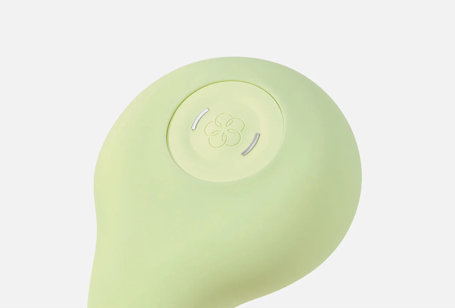 Vibrador clitoriano Iroha Midori em silicone de cor verde matcha — zoom dos detalhes dos botões na parte traseira