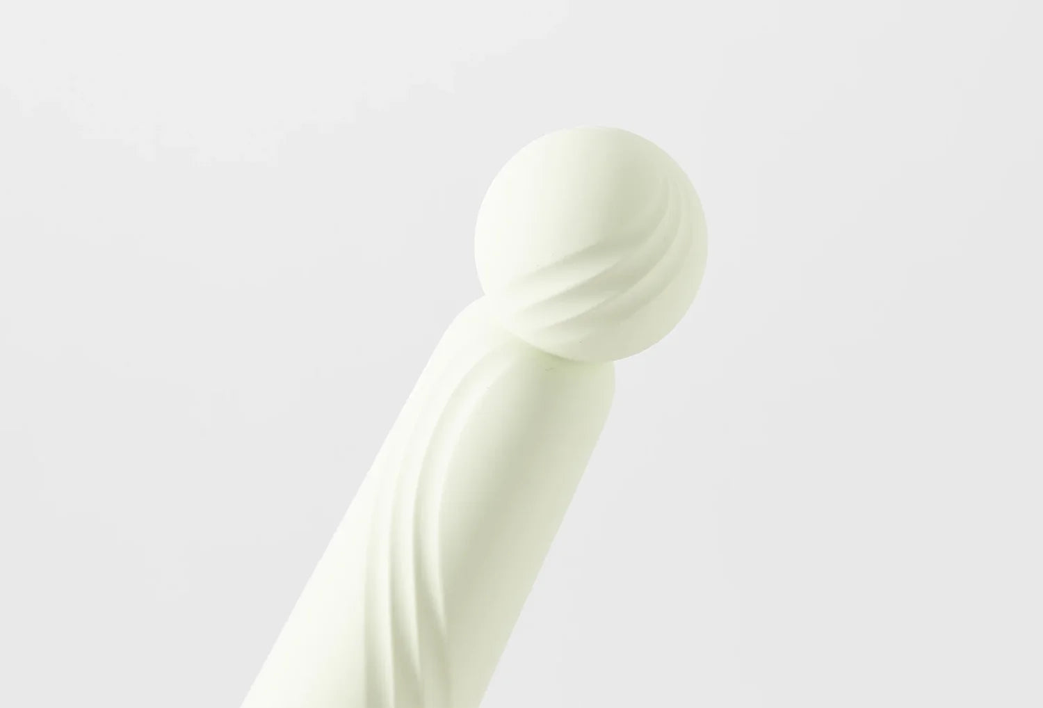 Vibrador clitoriano Iroha Rin Plus em silicone de cor verde match — zoom da ponta esférica