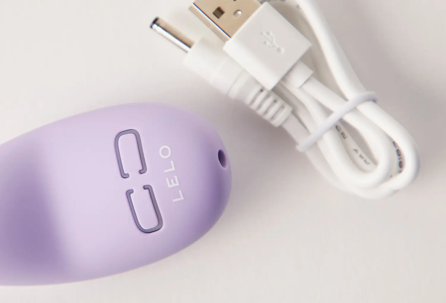 Vibrador discreto Lelo Lily 3 em silicone de cor lavanda — zoom da base com usb