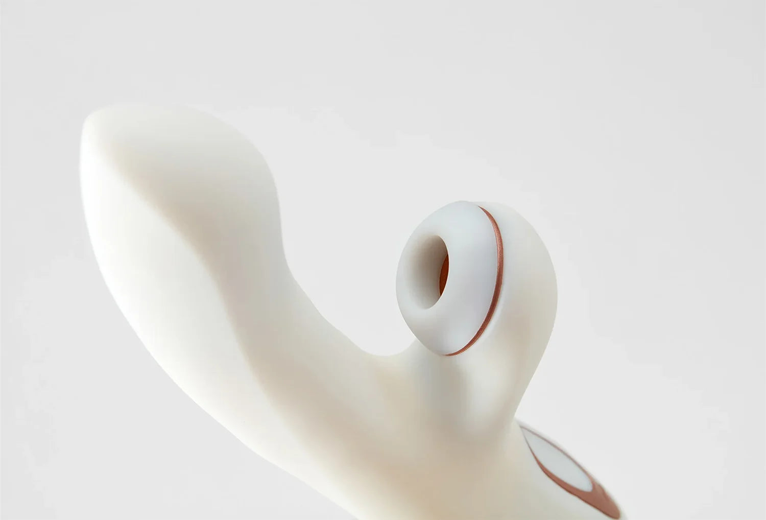 Vibrador duplo com sugador de clitóris Satisfyer Pro G-spot em silicone de cor branco — vista lateral com zoom na abertura