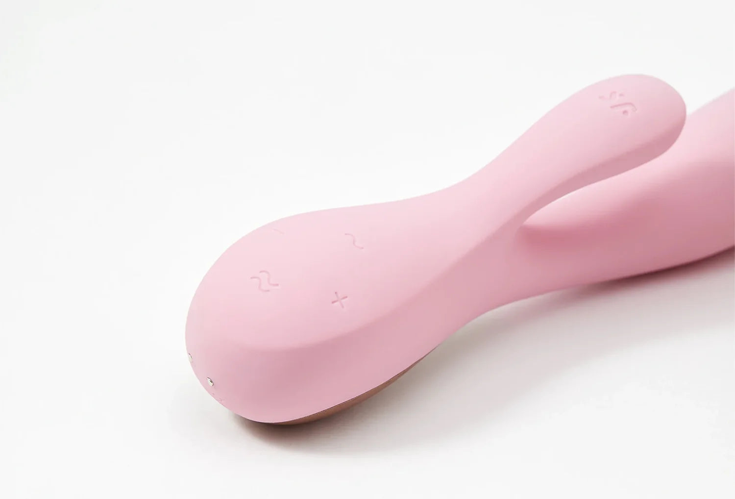 Vibrador duplo Satisfyer Mono Flex em silicone de cor rosa claro — zoom da base