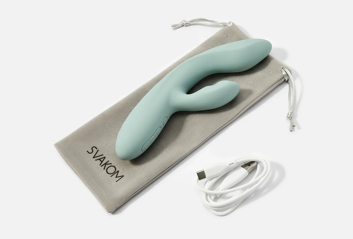 Vibrador duplo Svakom Chika em silicone de cor salvia — vista de cima pousado numa bolsa de algodão e cabo us
