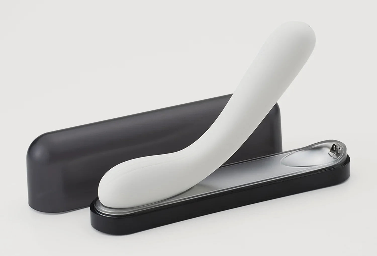 Vibrador de ponto g Iroha Mai em silicone de cor branco — vista de cima pousado na caixa de carregamento com tampa de fundo