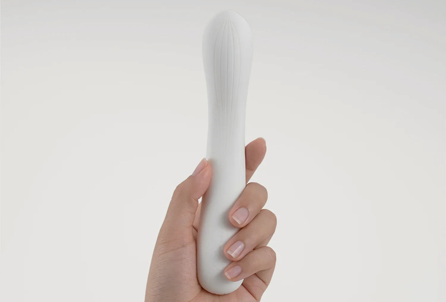 Vibrador de ponto g Iroha Mai em silicone de cor branco — segurado na mão
