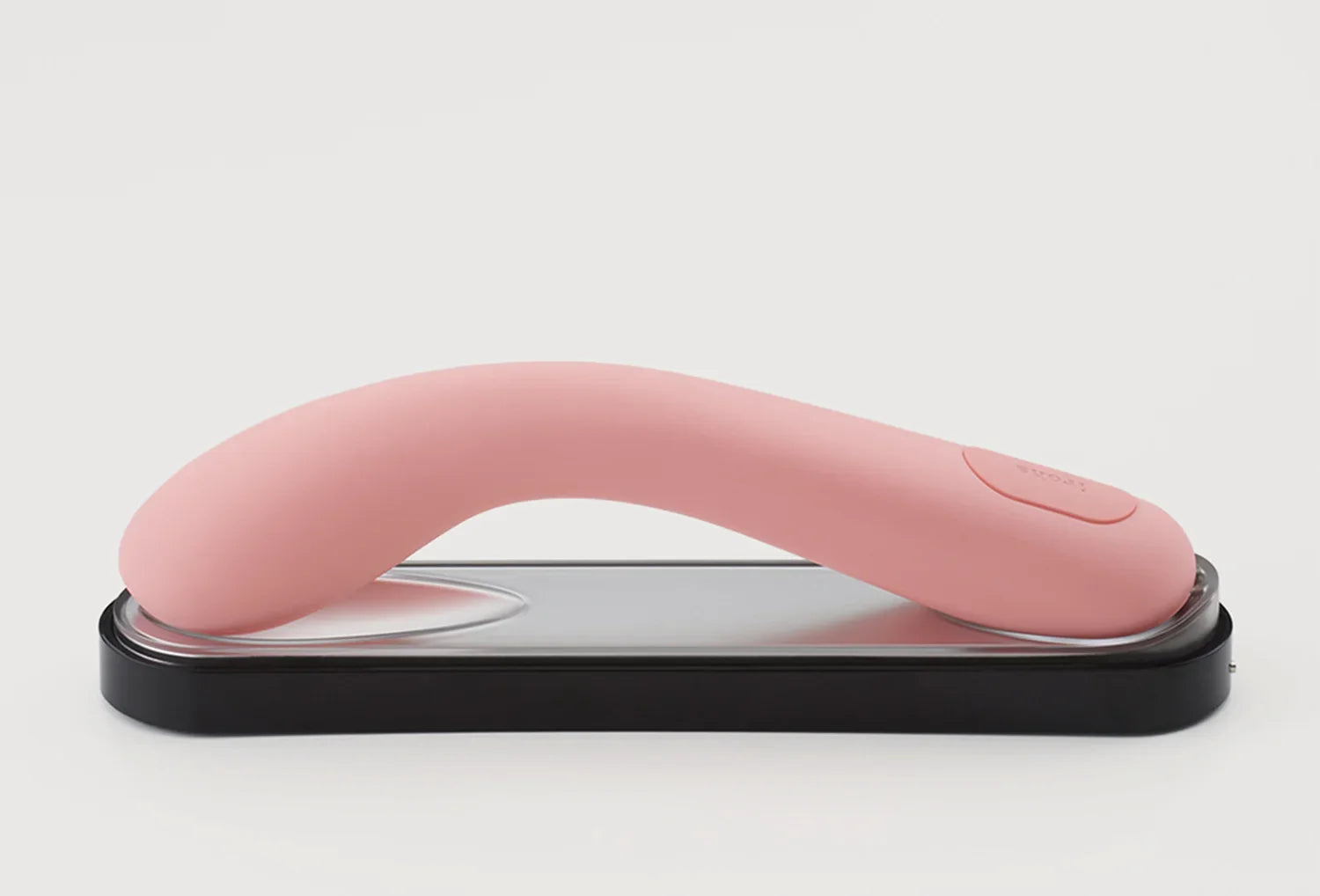 Vibrador de ponto g Iroha Mai em silicone de cor rosa velho — vista lateral pousado na caixa de carregamento
