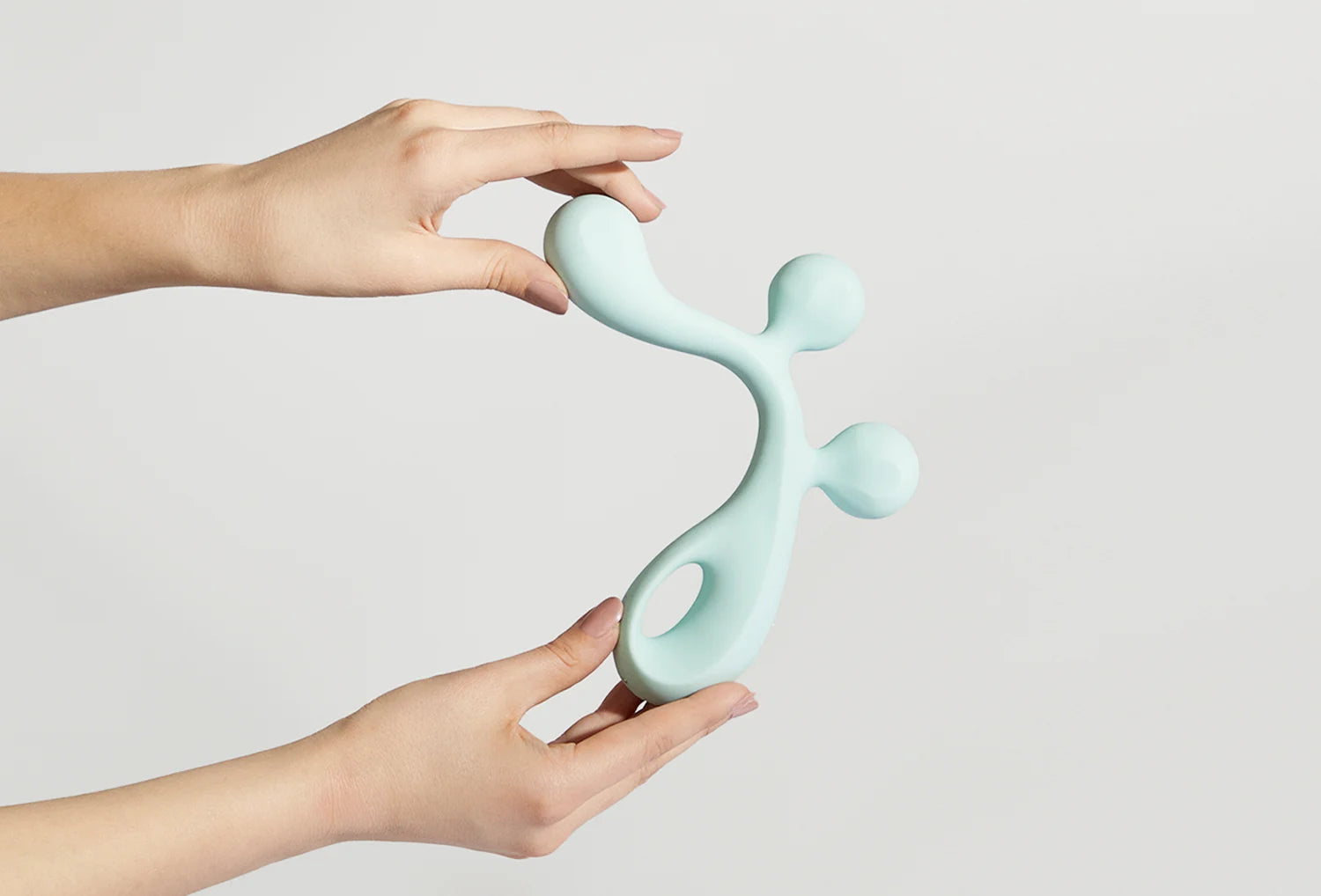 Vibrador para ponto G Satisfyer Tri Ball 2 Neo em silicone de cor azul claro — segurado na mão