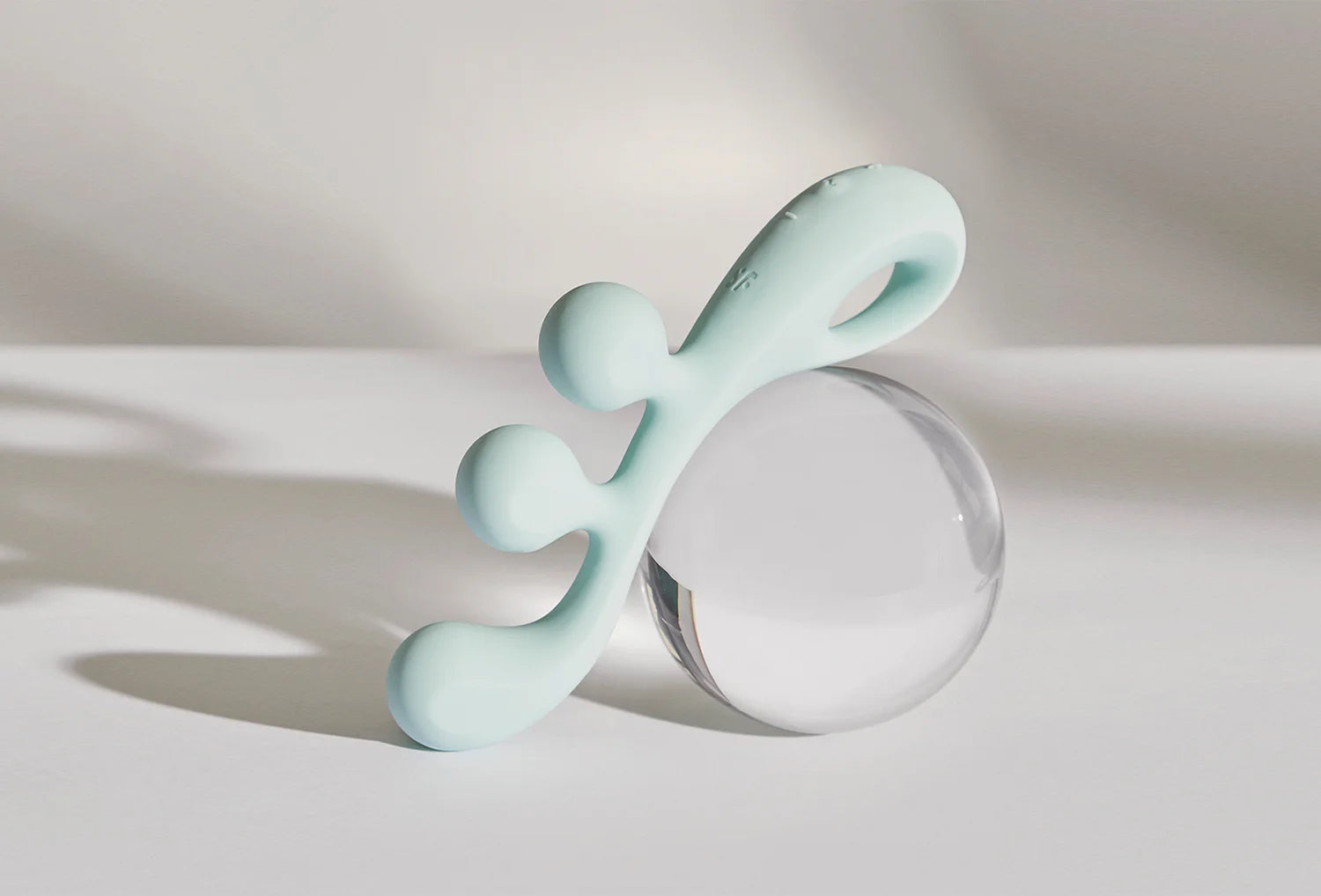 Vibrador para ponto G Satisfyer Tri Ball 2 Neo em silicone de cor azul claro — vista lateral